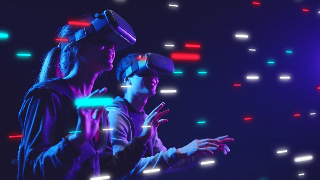 2 consumers using VR glasses to navigate in the metaverse